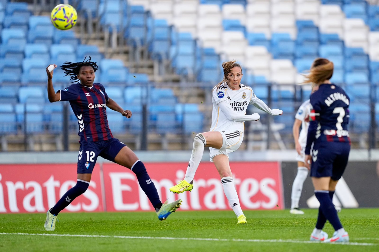 Caroline Weir en su espectacular gol contra el Éibar.