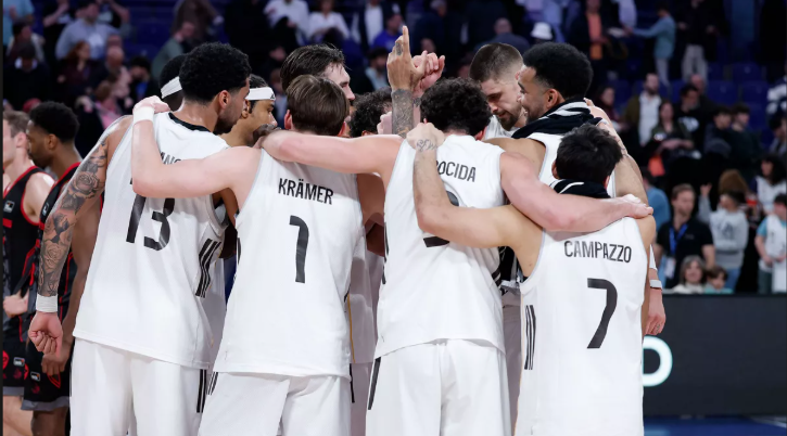 El-Real-Madrid-celebrando-su-victoria-de-la-Liga-Endesa-ante-el-Hiopos-Lleida