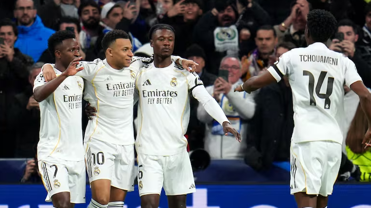 El Real Madrid festeja uno de los 6 goles anotados al Mónaco en Champions