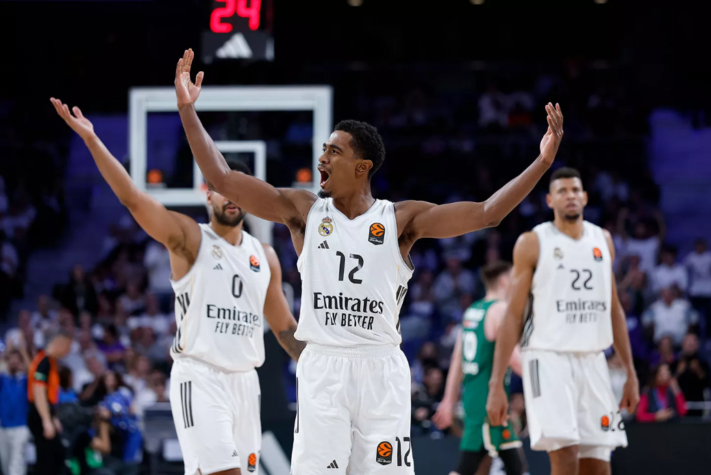 Theo Maledon arengando a la grada del Wizink Center.